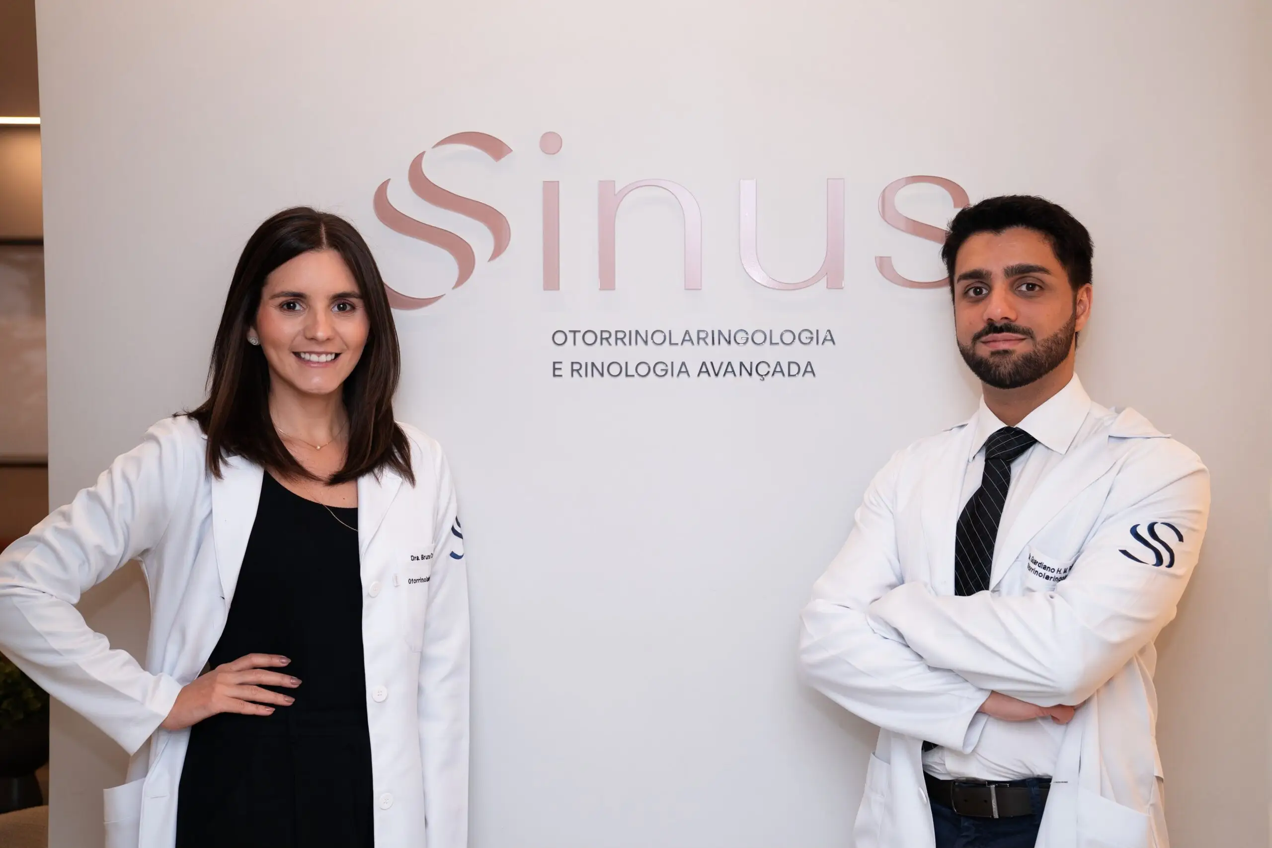 Dra. Bruna Coelho Ellery e Dr. Guardiano Teixeira na recepção da Clínica Sinus
